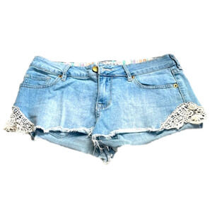 🌿Roxy Junior denim jean shorts light blue, size 7🌿